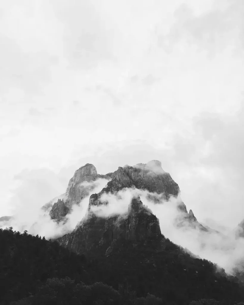 Montagne sortant de la brume