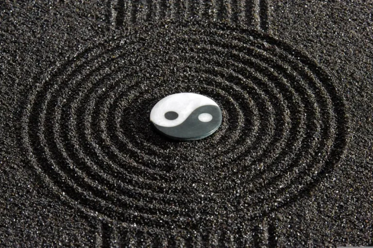 Yin yang sur le sable à la façon d'un jardin japonais